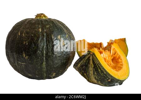 Ensemble et en tranches de kabocha de citrouille japonaise sur fond blanc Banque D'Images