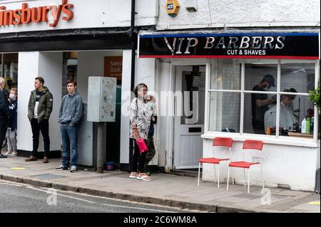 Une longue file d’attente s’est formée devant un magasin de coiffure pour une coupe de cheveux tardive à Marlow, dans le Buckinghamshire, en Grande-Bretagne, le premier jour de la détente du gouvernement britannique Banque D'Images