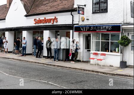 Une longue file d’attente s’est formée devant un magasin de coiffure pour une coupe de cheveux tardive à Marlow, dans le Buckinghamshire, en Grande-Bretagne, le premier jour de la détente du gouvernement britannique Banque D'Images