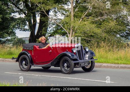 1936 pré-guerre 30s Red Morris 8 cabriolet soft-top; véhicules mobiles pour la circulation routière, 1930s voitures conduisant un véhicule sur les routes du Royaume-Uni, moteurs, conduite sur le réseau autoroutier M6. Banque D'Images