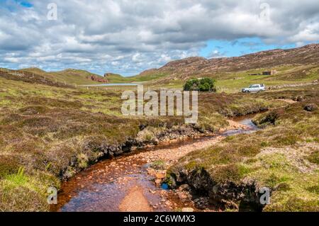 Land Rover Discovery près de Town Loch et des Hams sur Muckle Roe, Shetland. Banque D'Images