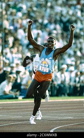 Carl Lewis (USA) en compétition aux épreuves de terrain et d'athlétisme américaines de 1984 Banque D'Images