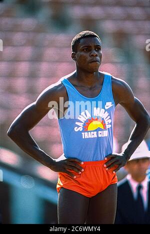Carl Lewis (USA) en compétition aux épreuves de terrain et d'athlétisme américaines de 1984 Banque D'Images