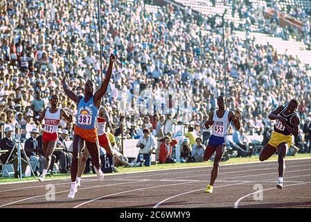 Carl Lewis (USA) en compétition aux épreuves de terrain et d'athlétisme américaines de 1984 Banque D'Images