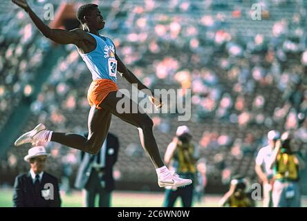Carl Lewis (USA) en compétition aux épreuves de terrain et d'athlétisme américaines de 1984 Banque D'Images
