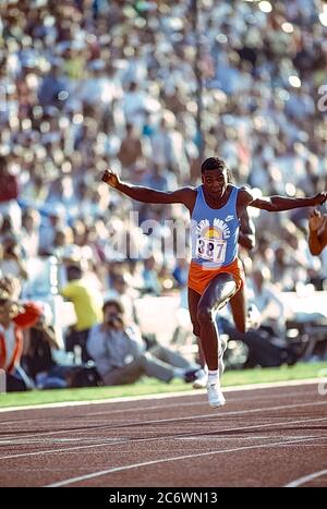 Carl Lewis (USA) en compétition aux épreuves de terrain et d'athlétisme américaines de 1984 Banque D'Images