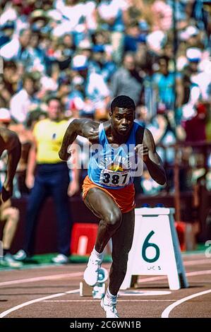 Carl Lewis (USA) en compétition aux épreuves de terrain et d'athlétisme américaines de 1984 Banque D'Images