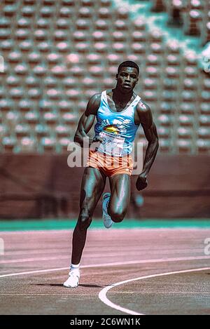 Carl Lewis (USA) en compétition aux épreuves de terrain et d'athlétisme américaines de 1984 Banque D'Images