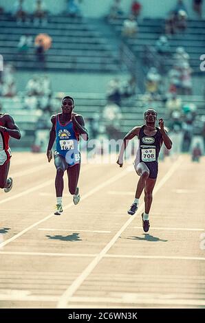 Carl Lewis (L) et Calvin Smith en compétition aux épreuves de terrain et d'athlétisme américaines de 1988 Banque D'Images