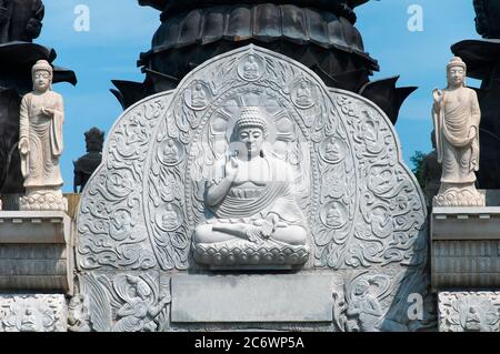 Diverses statues de Bouddha au sommet de la porte à l'entrée du temple Huayan dans le district de laoshan en Chine Qingdao dans la province de shandong. Banque D'Images