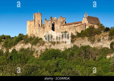 Le château de Tallard est en ruines au lever du soleil (monument historique médiéval) dans la vallée de la Durance. Tallard, Hautes-Alpes (05), Alpes, France Banque D'Images