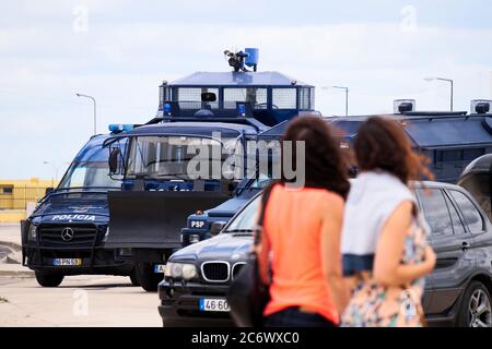 Des véhicules de police antiémeute et 2 femmes les regardant à Lisbonne, Portugal Banque D'Images