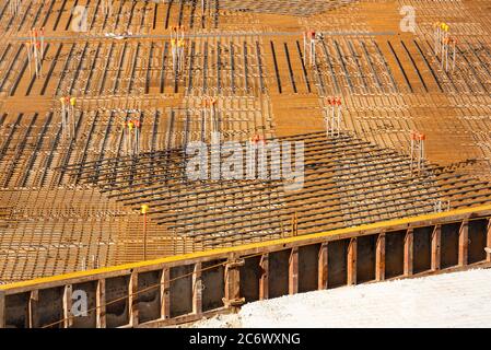 Barre d'armature en acier, prête pour le béton à verser. Préparation et disposition du coulage du béton pour les barres d'armature en acier. Banque D'Images
