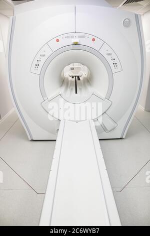 Bucarest / Roumanie - 12 juillet 2020: Appareils d'IRM électriques généraux dans une nouvelle clinique médicale. Banque D'Images