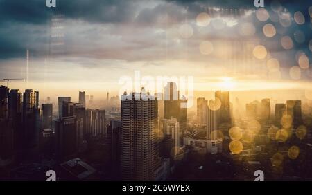 Vue panoramique de Jakarta prise par une fenêtre avec gouttes de pluie sur un verre Banque D'Images