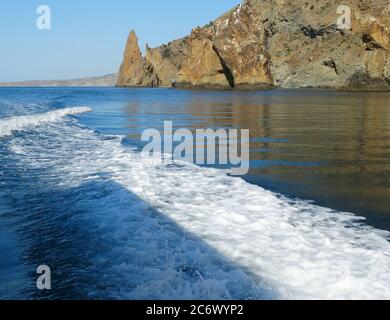 Majestic Rocks s'élevant de l'eau de mer calme. Banque D'Images