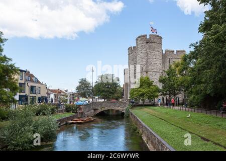 Vue depuis le fleuve Stour dans les jardins Westgate à Canterbury vers les tours médiévales Westgate. Banque D'Images