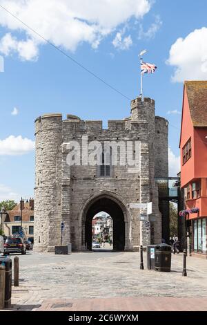 Vue sur le musée et le point de vue de Westgate Towers depuis High Street à Canterbury. Banque D'Images