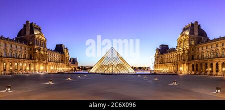 Le musée du Louvre, à angle nocturne, est le plus grand musée d'art au monde et un monument historique à Paris, en France. Un point de repère central de la ville Banque D'Images