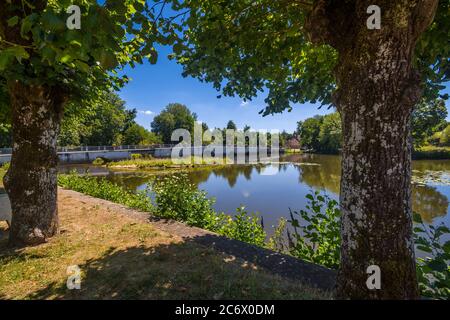 'Le Vieux Pont' (l'ancien pont) sur la rivière Anglin, Belabre, Indre, France. Banque D'Images