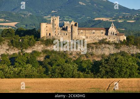 Château de Tallard (monument historique médiéval) dans la vallée de la Durance. Tallard, Hautes-Alpes (05), Alpes, France Banque D'Images