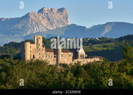 Château de Tallard (monument historique médiéval) dans la vallée de la Durance avec Bure Pic au loin. Tallard, Hautes-Alpes (05), Alpes, France Banque D'Images