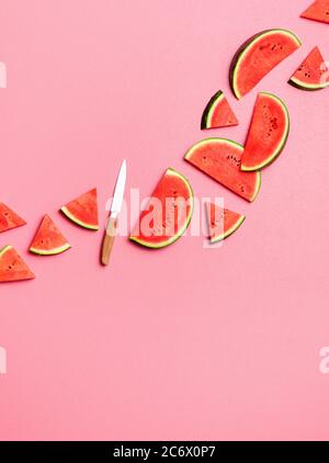 Tranches de pastèque fraîche au-dessus de la vue sur une table rose. Fruits d'été plat avec des tranches de pastèque. Fruits sucrés et juteux. Banque D'Images