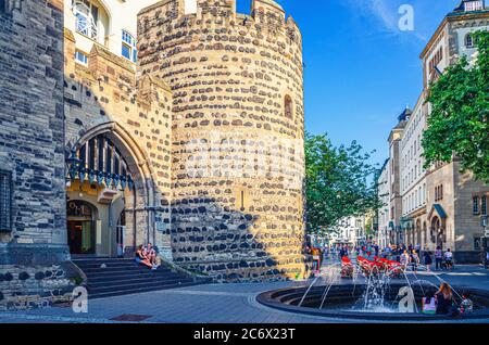 Bonn, Allemagne, 23 août 2019 : bâtiment médiéval de fortification en pierre de Sterntor ou Star Gate dans le centre-ville historique, région de Rhénanie-du-Nord-Westphalie Banque D'Images