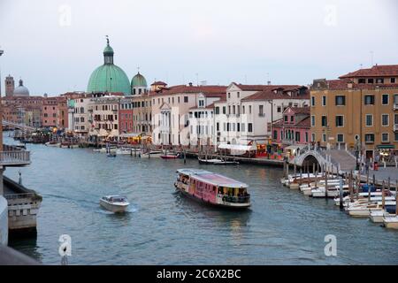 1er octobre 2019 - Venise, Italie : soirée d'automne tranquille sur le Grand Canal de Venise avec un peu de trafic maritime. Banque D'Images