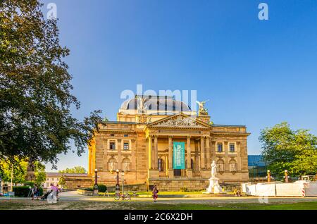 Wiesbaden, Allemagne, 24 août 2019 : Hessisches Staatstheater Théâtre d'Etat bâtiment avec colonnes dans le centre historique de la ville, fond bleu ciel, Etat de Hesse Banque D'Images