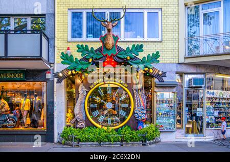 Wiesbaden, Allemagne, 24 août 2019: Kuckucksuhr est la plus grande horloge à coucou du monde dans le centre historique de la ville, État de Hesse Banque D'Images