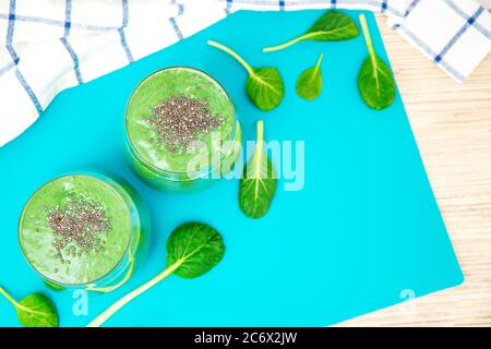 Smoothie au jus de fruits frais et vert à base de fruits et légumes biologiques. Le concept d'un régime alimentaire sain, régime alimentaire, végétarisme, détox. Espace pour le texte. F Banque D'Images