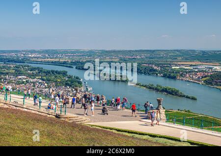 Rudesheim am Rhein, Allemagne, 24 août 2019: Personnes touristes sur la plate-forme Niederwald vue d'ensemble de la colline du Rhin gorge Vallée avec vignobles champs verts, région viticole de Rheingau, État de Hesse Banque D'Images