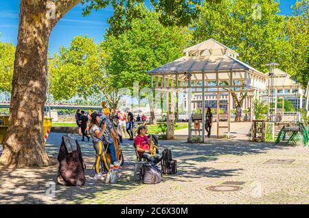 Cologne, Allemagne, 23 août 2019 : les musiciens de rue jouent leurs instruments sous des arbres verts dans le centre historique de la ville, fond bleu ciel Banque D'Images