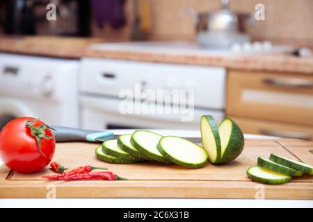 Courgettes ou courgettes de saison sur une planche à découper en bois.préparation des légumes pour le grill, pour le restaurant. Cuisine, nourriture Banque D'Images