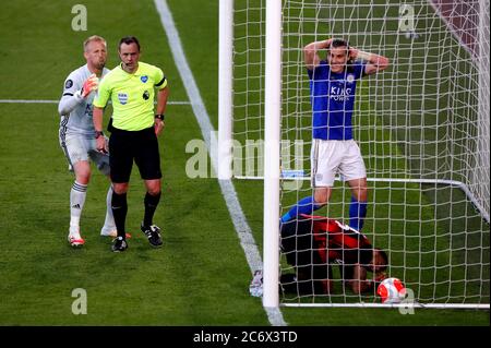 Le gardien de but de Leicester City Kasper Schmeichel appelle l'arbitre Stuart Attwell après que Dominic Solanke de Bournemouth (non représenté) ait terminé le deuxième but de son match de première ligue au stade Vitality, à Bournemouth. Banque D'Images