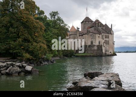 Château de Chillon un bijou architectural situé sur les rives du lac Léman, au pied des Alpes, Montreux, Suisse Banque D'Images