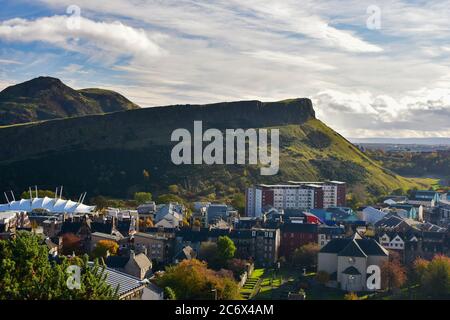 Vue sur Salisbury Crags et Arthur's Seat depuis Carlton Hill à Édimbourg, en Écosse Banque D'Images