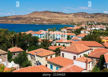 Vue panoramique sur le village de Petra, l'un des villages traditionnels les plus pittoresques de l'île de Lesbos, Grèce, Europe. Banque D'Images