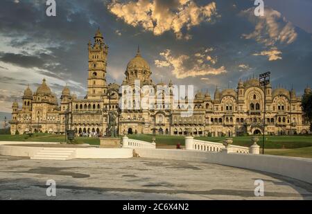 Vadodara, Inde - 16 novembre 2012 : vue de face du palais de Lakshmi Vilas dans l'État du Gujarat, a été construit par la famille Gaekwad maratha, wh Banque D'Images