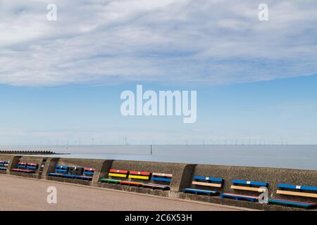 Bancs colorés sur la promenade de la plage de Wallasey vue en juillet 2020. Banque D'Images