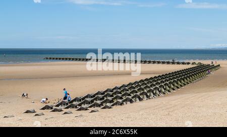 Défenses modernes de la mer sur la plage de Wallasey vu en juillet 2020 (près de Liverpool, Angleterre) alors que la marée se précipite. Banque D'Images