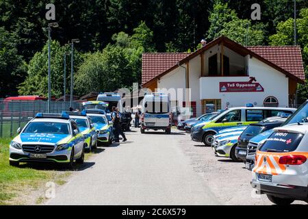 Oppenau, Allemagne. 12 juillet 2020. Les véhicules de police sont garés à un lieu de rencontre près de la collectivité, devant une maison de sport. Un homme armé d'arcs et de flèches a menacé des policiers dans le village de la Forêt-Noire et a pris leurs armes. Il s'est ensuite enfui dans une forêt et a été recherché par un grand contingent depuis. Credit: Philipp von Ditfurth/dpa/Alay Live News Banque D'Images