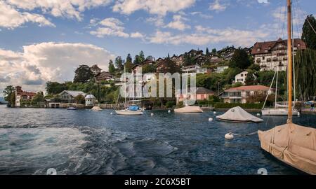 Oberhofen (Oberhofen am Thunersee) est un village sur le lac de Thun avec un château avec une histoire qui remonte à un long chemin, la Suisse Banque D'Images