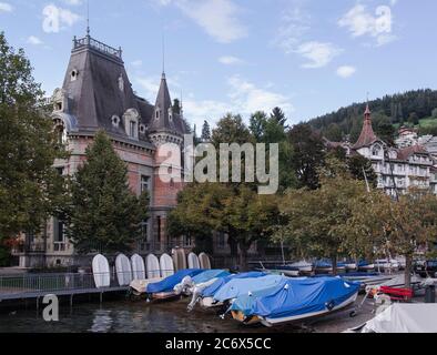 Oberhofen (Oberhofen am Thunersee) est un village sur le lac de Thun avec un château avec une histoire qui remonte à un long chemin, la Suisse Banque D'Images