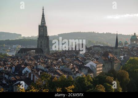 Vue depuis la roseraie. Le Rose Garden est un lieu idéal pour les amateurs de fleurs et un endroit idéal pour se détendre. Il offre une vue magnifique sur Berne, en Suisse Banque D'Images