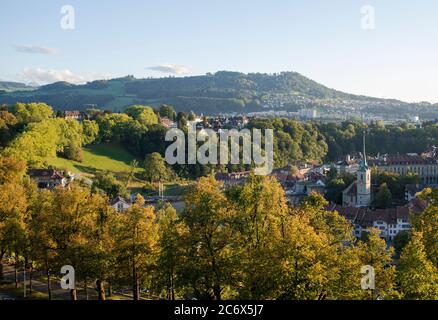 Vue depuis la roseraie. Le Rose Garden est un lieu idéal pour les amateurs de fleurs et un endroit idéal pour se détendre. Il offre une vue magnifique sur Berne, en Suisse Banque D'Images