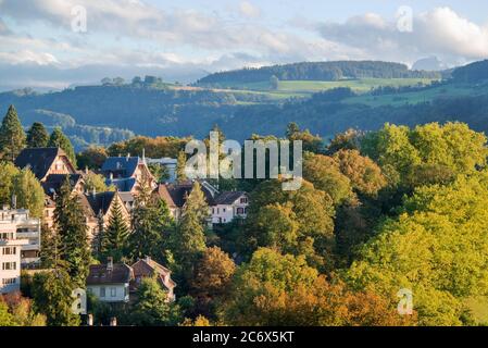 Vue depuis la roseraie. Le Rose Garden est un lieu idéal pour les amateurs de fleurs et un endroit idéal pour se détendre. Il offre une vue magnifique sur Berne, en Suisse Banque D'Images