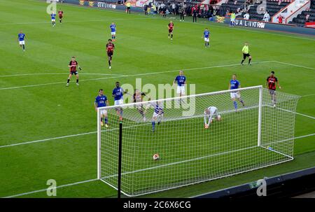 Dominic Solanke de Bournemouth (à droite) marque le second but de son côté lors du match de la première ligue au stade Vitality, à Bournemouth. Banque D'Images