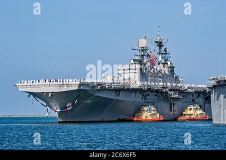 Une explosion a éclaté dimanche matin, le 12 juillet 2020 sur l'USS Bonhomme Richard alors qu'il a amarré à son port d'attache à la base navale de San Diego. Voici une photo de l'USS Bonhomme Richard qui rentrent chez lui en 2005 à la base navale de San Diego. Banque D'Images